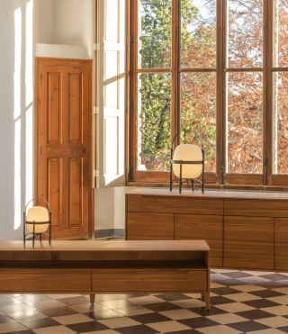 Una colección que equilibra a la perfección la tradición del trabajo artesanal de la madera de teca con un estilo contemporáneo. Así es Vision, muebles de tv y aparadores que destacan por sus líneas simples y por estar fabricados en madera de teca maciza, donde cada veta, textura y tono cuenta una aportan personalidad a tu casa.

.

Una col·lecció que equilibra a la perfecció la tradició del treball artesanal de la fusta de teca amb un estil contemporani. Així és Vision, mobles de tv i aparadors que destaquen per les seves línies simples i per estar fabricats en fusta de teca massissa, on cada veta, textura i to compta una aporten personalitat a la teva casa.