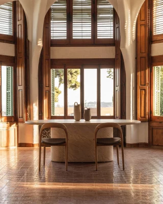 Diseño escultórico en microcemento para vivir dentro y fuera.
La mesa Brisa transmite ligereza visual y elegancia a través de sus líneas suaves y su acabado en microcemento efecto mármol. Además, se pueden colocar en comedores de interior y exterior.
 
.
 
 
Disseny escultòric en microciment per a viure dins i fora.
La taula Brisa transmet lleugeresa visual i elegància a través de les seves línies suaus i el seu acabat en microciment efecte marbre. A més, es poden col·locar en menjadors d’interior i exterior